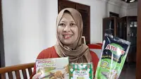 Nurhayati Nirmalasari (52) dengan produk Attempe buatannya. (foto: Liputan6.com/Anugerah Ayu).