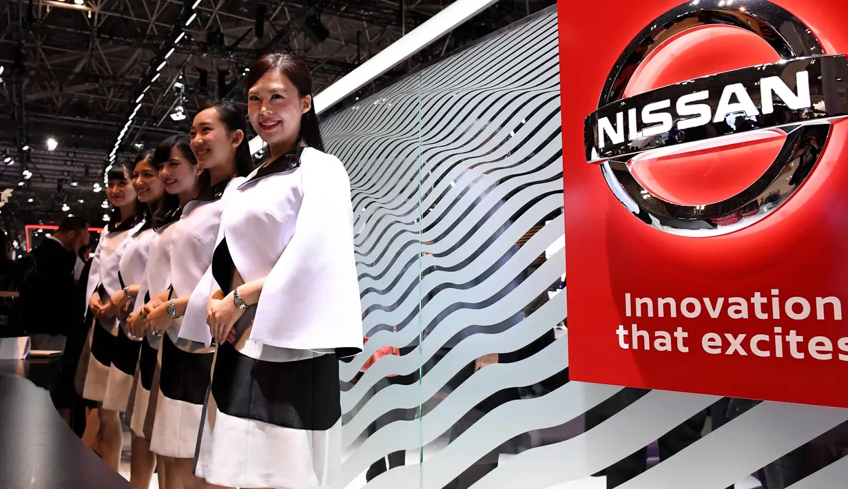 Sejumlah model berdiri di stan Nissan selama Tokyo Motor Show di Tokyo, Jepang (25/10). Pameran ini digelar dari 25 Oktober sampai 5 November 2017. (AFP Photo/Toshifumi Kitamura)