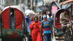 Orang-orang yang mengenakan masker terlihat di sebuah jalan di Dhaka, Bangladesh (10/9/2020). Bangladesh pada Kamis (10/9) melaporkan 1.892 kasus baru COVID-19 dan 41 kematian baru, menambah jumlah kasus menjadi 332.970 dan jumlah kematian di angka 4.634. (Xinhua)
