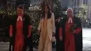 Seperti biasanya, Kate Middleton selalu mencuri perhatian lewat busana yang ia kenakan di setiap kesempatan. Seperti pada konser Natal tersebut, ia tampil mengenakan pakaian serba putih. [@princeandprincessofwales]