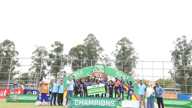 Podium juara MilkLife Soccer Challenge Solo Seri 1 2025-2026