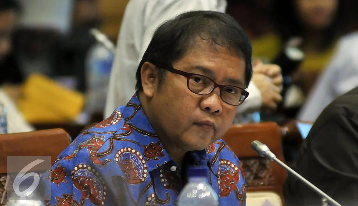 Menkominfo Rudiantara mendengarkan saat Rapat Intern Panja RUU tentang Penyiaran dengan Komisi I DPR RI, di Kompleks, Parlemen, Jakarta, Kamis (3/3). Rapat membahas Penyusunan/Perumusan RUU tentang Penyiaran. (Liputan6.com/Johan Tallo)