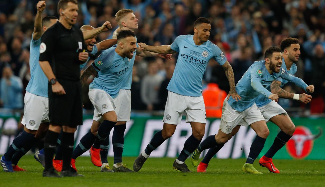 Ekspresi pemain Man City saat pastikan diri menjadi juara Carabao Cup 2019 yang berlangsung di stadon Wembley, London, Senin (25/2). Man City menang 4-3 atas Chelsea lewat drama adu penalti. (AFP/Glyn Kirk)