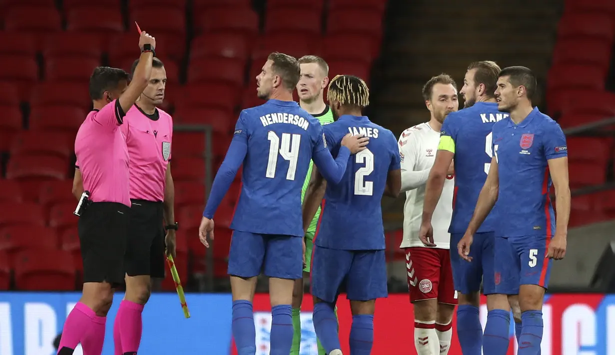 Wasit Jesus Gil Manzano menunjukkan kartu merah kepada pemain Inggris Reece James saat menghadapi Denmark pada pertandingan UEFA Nations League di Stadion Wembley, London, Inggris, Rabu (14/10/2020). Denmark menang 1-0. (Nick Potts/Pool via AP)