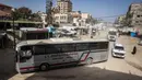 Meski telah kembali dibuka, proses penyeberangan tetap sangat ketat. Israel dilaporkan melakukan pemeriksaan keamanan penuh terhadap setiap individu yang melintas. Tampak dalam foto, konvoi yang mengangkut warga Palestina menuju penyeberangan perbatasan Rafah dengan Mesir setelah dibuka untuk pertama kalinya sejak perang AS-Israel dengan Iran dimulai, di Khan Yunis pada 19 Maret 2026. (Bashar TALEB/AFP)