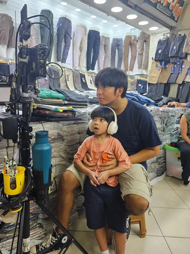 Potret Angga Yunanda bareng ‘anak’  di film Dua Hati Biru (Sumber: Instagram/@angga)