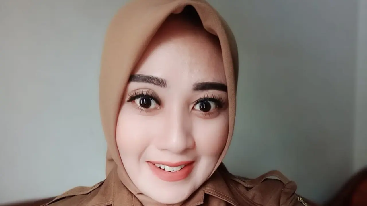 Nia Indrawati, Perangkat Desa di Bojonegoro yang viral di media sosial. (Ahmad Adirin/Liputan6.com)