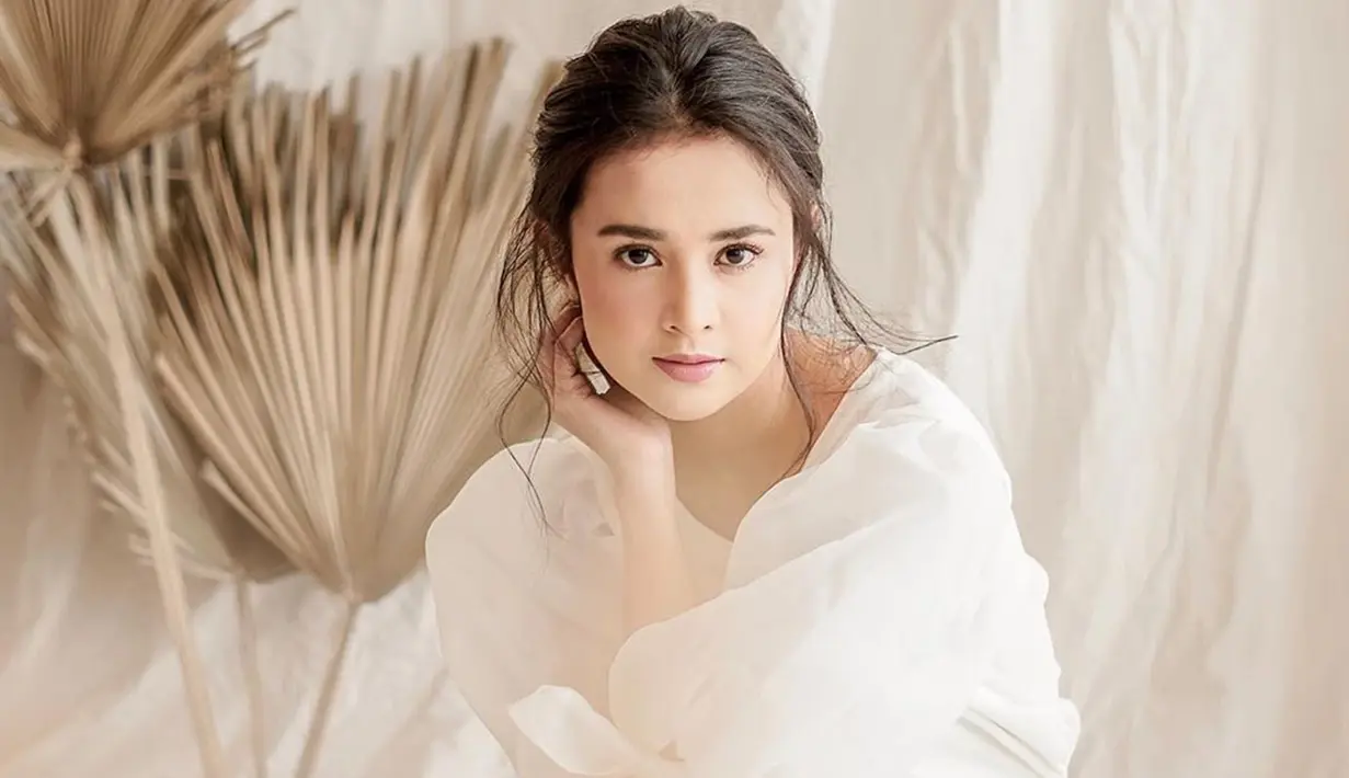 Wanita 25 tahun ini pun cukup sering mengunggah foto saat menggunakan makeup flawless di akun Instagram pribadinya. Bahkan, dirinya juga sempat mengunggah foto tanpa menggunakan makeup. (Liputan6.com/IG/@michelleziu)