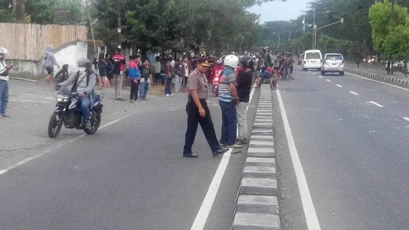 Polisi mengamankan keadaan menyusul bentrok suporter PSIM dan Persis Solo, Minggu (7/5/2017).