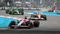Lewis Hamilton dan Charles Leclerc pada balapan F1 GP Miami 2025. (CHARLY TRIBALLEAU / AFP)