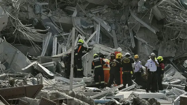 Tim penyelamat terlihat di lokasi konstruksi tempat sebuah bangunan runtuh di Bangkok pada 28 Maret 2025, setelah gempa bumi. (Dok: AFP/Lillian Suwanrumpha)