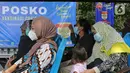 Warga menunggu giliran untuk vaksinasi COVID-19 di Kampung Tangguh Jaya Cideng, Jakarta, Sabtu (10/4/2021). Pelaksanaan program vaksinasi massal tersebut dilakukan di 500 Kampung Tangguh Jaya (KTJ), beberapa mal, serta tempat umum lainnya. (Liputan6.com/Herman Zakharia)