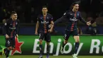 Pemain PSG, Edinson Cavani (kanan) merayakan golnya ke gawang Chelsea pada leg pertama babak 16 Liga Champions, di Parc des Princes, Paris, Rabu (17/2/2016) dini hari WIB.  (AFP / Franck Fife)