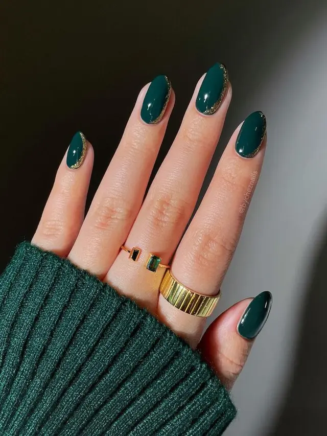 Ilustrasi Warna Nail Art Hijau Emerald