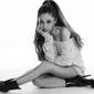 Selain bernampilan seksi, Ariana Grande juga berakting begitu sensual dan menggoda di videoklip terbarunya. (sumber: galleryhip)