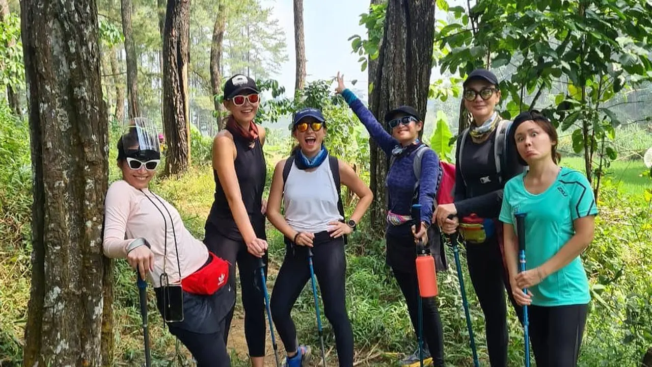 7 Momen Dian Sastrowardoyo, Luna Maya dan Ayu Dewi Trekking Bareng di Bogor