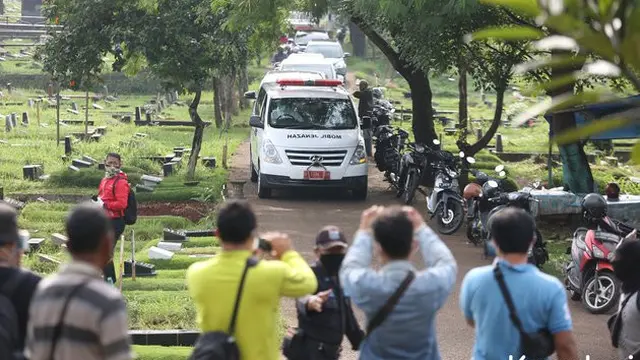 Potret Suasana Pemakaman Rina Gunawan, Diwarnai Tangis Pilu dari Keluarga dan Sahabat. (Sumber: Kapanlagi.com)