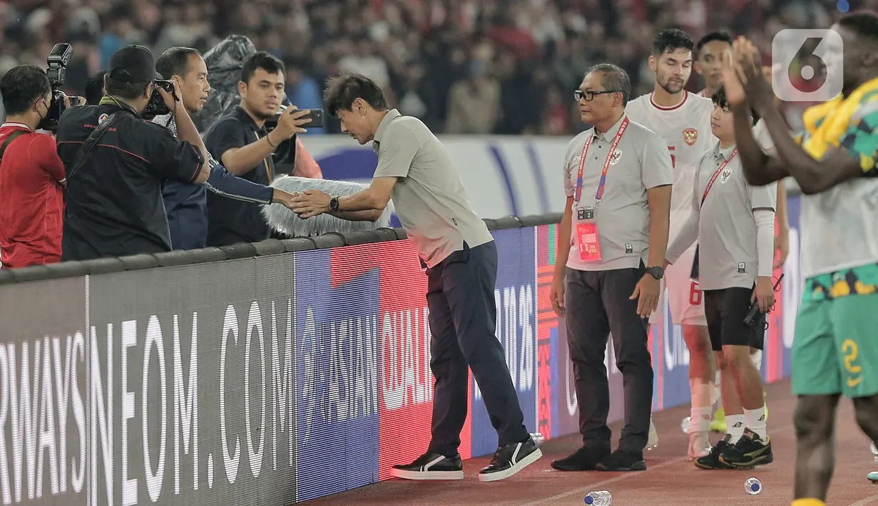 Presiden Jokowi juga menyalami pelatih Shin Tae-yong. (Liputan6.com/Angga Yuniar)