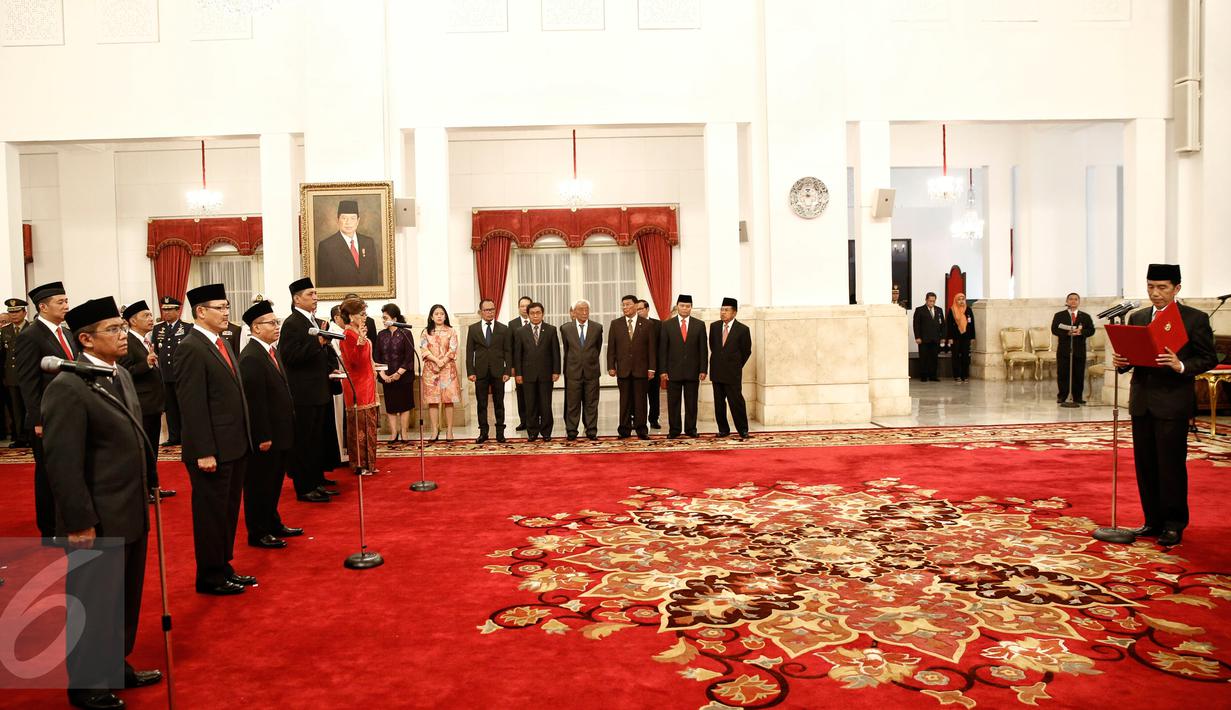 Presiden Jokowi (kanan) melantik Dewan Pengawas dan Direksi Badan Penyelenggara Jaminan Sosial (BPJS) Ketenagakerjaan dan Kesehatan periode 2016-2021 di Istana Negara, Jakarta, Selasa (23/2). (Liputan6.com/Faizal Fanani)