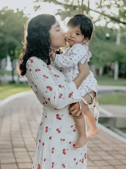 ilustrasi ibu dan anak/Photo by César Abner Martínez Aguilar on Unsplash