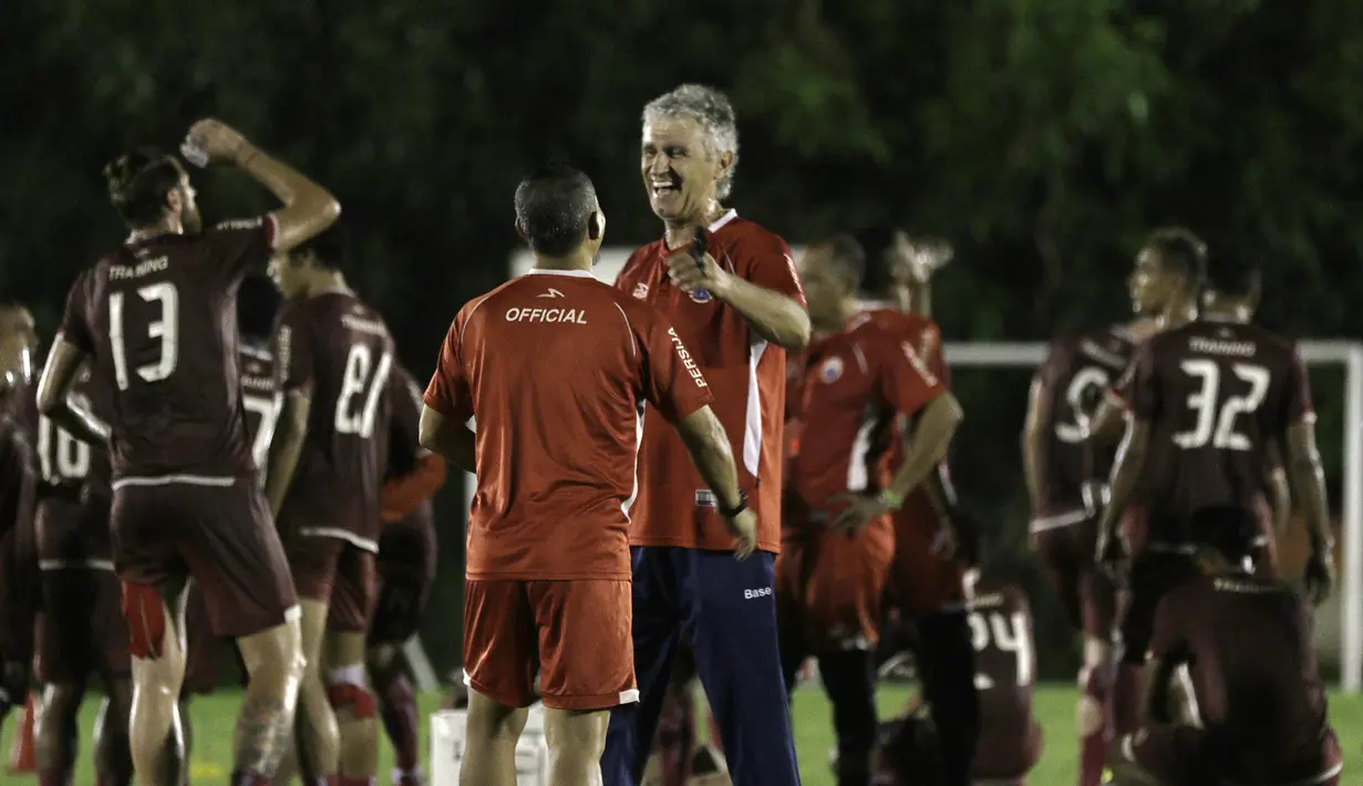 Pelatih Persija Jakarta, Ivan Kolev, berbincang dengan asisten pelatih saat latihan di Lapangan Sutasoma Halim, Jakarta, Jumat (10/5). Latihan ini merupakan persiapan jelang laga Liga 1 Indonesia 2019. (Bola.com/Yoppy Renato)