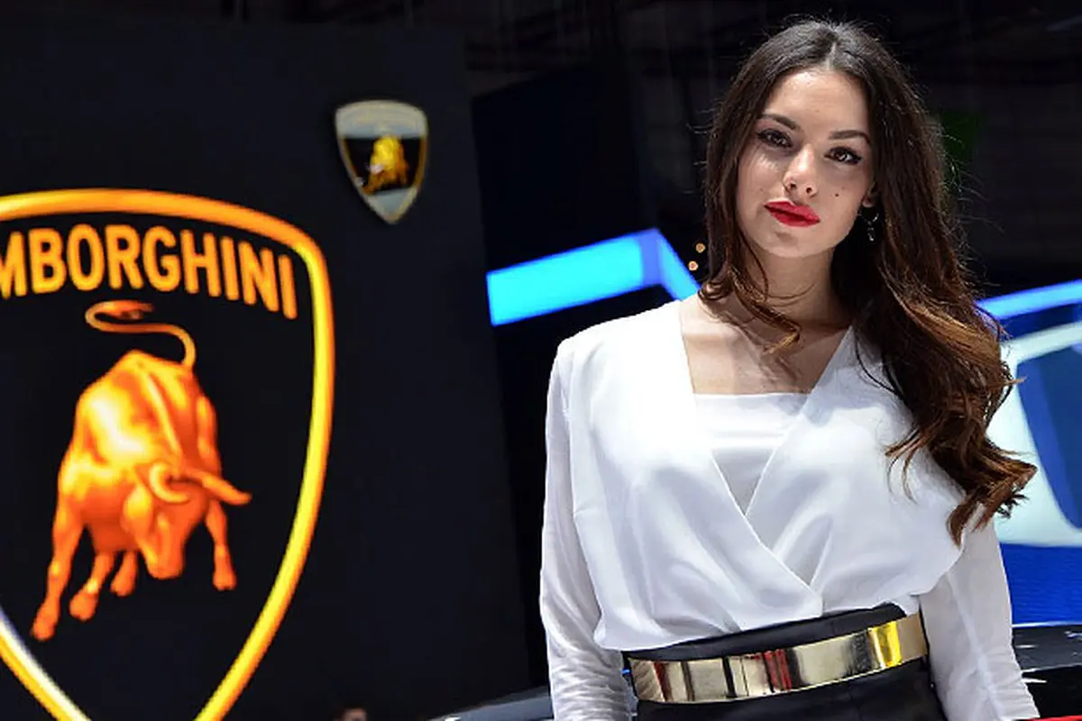 Perempuan cantik di gelaran Geneva Motor Show 2014.