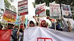 Ribuan pengunjuk rasa yang tergabung dalam Gerakan Nasionalisasi Aset (GANAS) menggelar aksi di depan kantor Kementerian BUMN, Jakarta, Selasa (6/10). Mereka menuntut Dirut Pelindo II RJ Lino turun dari jabatannya. (Liputan6.com/Immanuel Antonius)