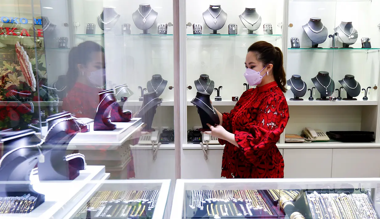 Pramuniaga merapikan perhiasan di sela-sela pembukaan New Jewellery Center di Gajah Mada Plaza, Jakarta, Senin (18/04/2022). New Jewellery Center yang menempati lantai 1 dan mengahdirkan 16 tenant dipersiapkan dengan konsep mewah dan elegan yang didominasi warna gold. (Liputan6.com/Fery Pradolo)