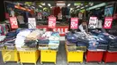 Calon pembeli memilih pakaian di salah satu toko yang memberikan diskon di Pusat Perbelanjaan Pasar Baru, Jakarta, Selasa (21/6). Menjelang Lebaran, Pasar Baru menawarkan berbagai promo dengan diskon yang bervariasi. (Liputan6.com/Immanuel Antonius)