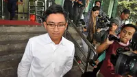 Putra Gubernur Banten nonaktif Ratu Atut Chosiyah, Andika Hazrumy usai menjalani pemeriksaan di KPK, Jakarta, (26/9/14). (Liputan6.com/Miftahul Hayat)