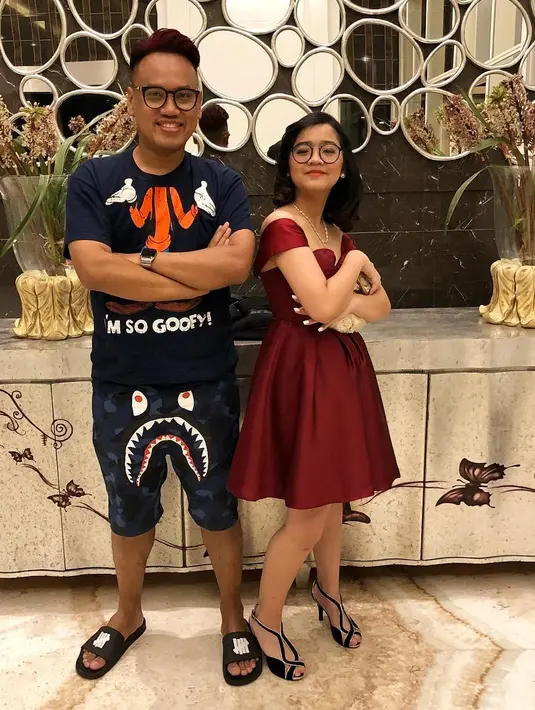 "Dan ini Bodyguard nya kk @cintakuya siap2 kakak,papah sama mamah mau joget2 di Prom night kk cinta wkwkwkwkkwkwkwkwkw," tulis Astrid pada foto yang diunggah 11 Mei 2018. (instagram/astridkuya)