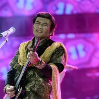 Raja Dangdut legendaris tanah air, Rhoma Irama kerap membawakan lagu-lagunya sendiri ketika di atas panggung. Namun lain untuk kali ini, ayah dari Ridho Rhoma ini menyanyikan lagu karya orang lain. (Deki Prayoga/Bintang.com)
