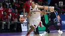Pebasket putra Indonesia, Arki Dikania Wisnu (kiri) mencoba menembus adangan pemain Korea, Junghyun Lee pada babak penyisihan Grup A Basket Putra Asian Games 2018 di Jakarta, Selasa (14/8). Indonesia kalah 65-104. (Liputan6.com/Helmi Fithriansyah)