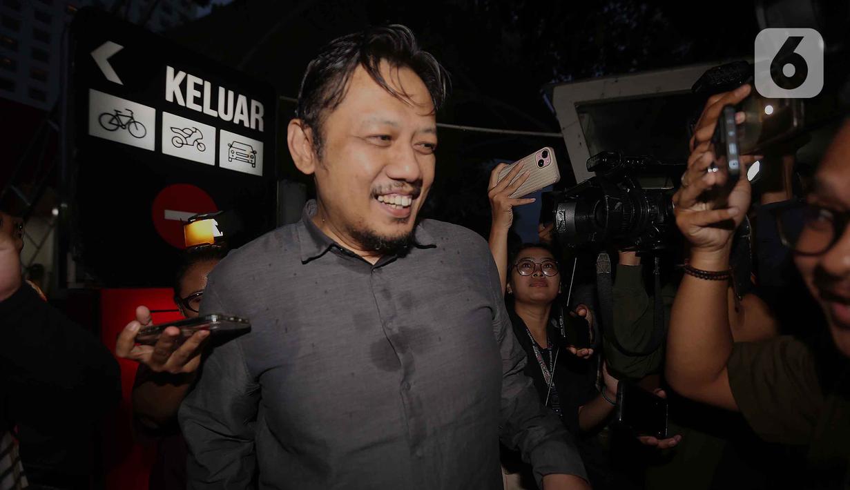 Selain ditangani KPK, Pansus Hak Angket Haji DPR sebelumnya juga menyatakan telah menemukan sejumlah kejanggalan dalam penyelenggaraan ibadah haji 2024. Tampak dalam foto, Ketua Bidang Ekonomi Pengurus Besar Nahdlatul Ulama (PBNU), Aizzudin Abdurrahman (AIZ) berjalan meninggalkan Gedung Merah Putih Komisi Pemberantasan Korupsi (KPK) usai menjalani pemeriksaan, Jakarta, Selasa (13/1/2026). (Liputan6.com/Helmi Fithriansyah)