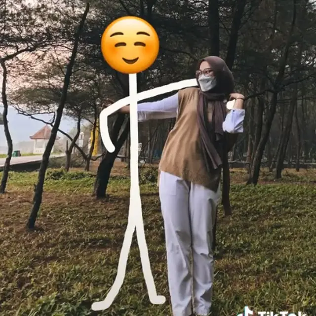 6 Editan Foto Wanita Bareng ‘Kekasih’ Emoji Ini Kreatif Sekaligus Kocak