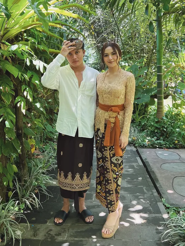 Tampil Serasi Ini 6 Potret Rizky Febian dan Mahalini Raharja dengan Busana Bali