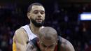 Pemain Houston Rockets, Chris Paul (depan) dilanggar pemain Lakers, Tyler Ennis pada lanjutan NBA basketball game di Toyota Center, Houton, (31/12/2017). Rockets menang 148-142. (AP/Michael Wyke)