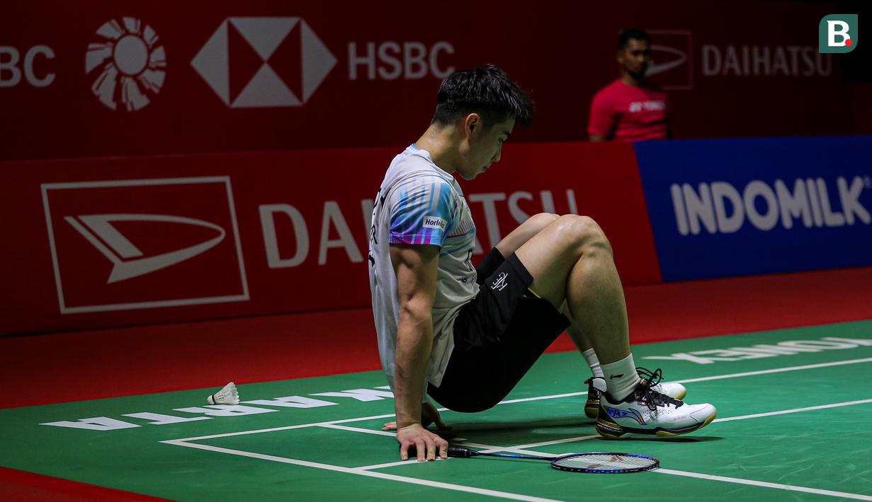 <p>Tunggal putra Singapura, Loh Kean Yew gagal mengembalikan bola di area belakang saat menghadapi wakil Indonesia, Anthony Sinisuka Ginting pada babak perempatfinal Daihatsu Indonesia Masters 2024 di Istora Senayan, Jakarta, Jumat (26/1/2024). Loh Kean Yew kalah dua game langsung dengan skor 17-21, 19-21. (Bola.com/Bagaskara Lazuardi)</p>