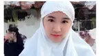 Kapten JKT48 New Era, Shani Indira Natio yang gaya penampilannya selalu curi perhatian. Termasuk momen saat ia pakai mukena di momen Lebaran. Foto ini pun banjir pujian dari para fans. (Liputan6.com/IG/jkt48.shani)