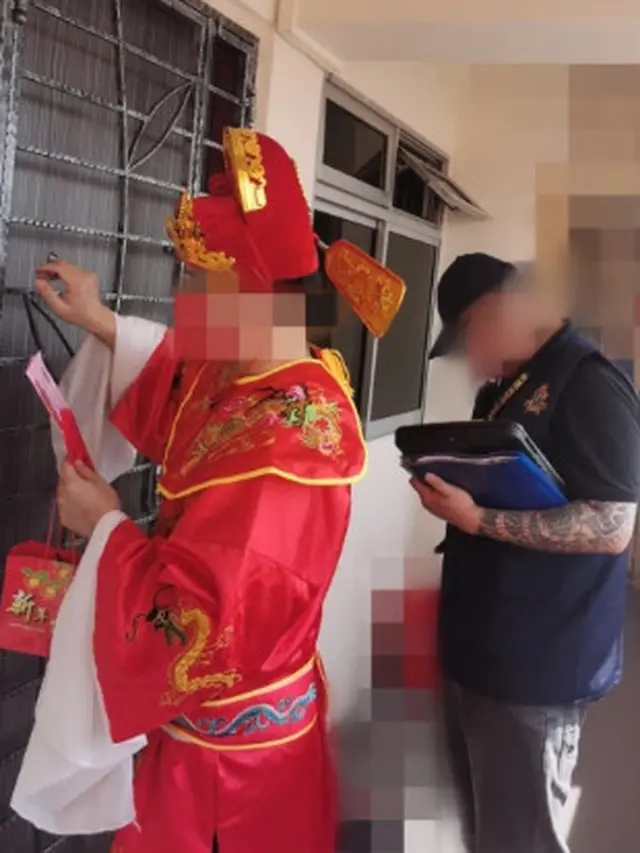 Kocak, Debt Collector Ini Pakai Kostum 'Dewa Keberuntungan' saat Tagih Utang
