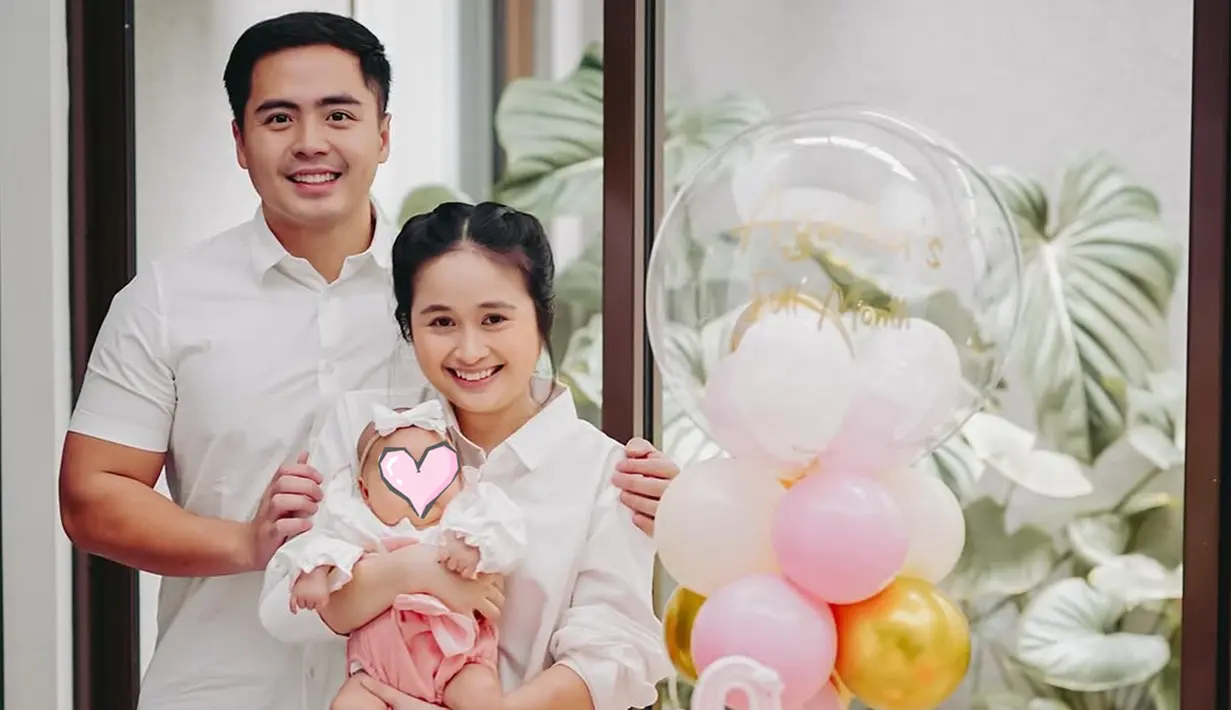 Anaknya genap satu bulan, kebahagiaan terpancar jelas di wajah Gritte Agatha dan Arif Hidayat. Pasangan yang menikah pada tahun 2023 ini selaras mengenakan busana warna putih. Baby Agatha makin menggemaskan dengan mengenakan bando dan sepatu bentuk pita. Pamer ekspresi datar ketika berfoto, Baby Agatha yang makin lucu membuat netizen ingin mencubitnya. (Liputan6.com/IG/@gritteagathaa)