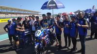 Pembalap muda Yamaha Racing Indonesia, Aldi Satya Mahendra sebelum menjalani race pertama AP250 pada Asia Road Racing Championship 2023 di Sirkuit Mandalika, Nusa Tenggara Barat, Sabtu (12/8/2023). (Bola.com/Hery Kurniawan)