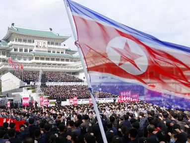 Ribuan orang mengikuti rapat umum menyambut Kongres ke-8 Partai Buruh Korea di Lapangan Kim Il Sung, Pyongyang, Korea Utara, Senin (12/10/2020). (AP Photo/Jon Chol Jin)
