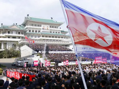 Ribuan orang mengikuti rapat umum menyambut Kongres ke-8 Partai Buruh Korea di Lapangan Kim Il Sung, Pyongyang, Korea Utara, Senin (12/10/2020). (AP Photo/Jon Chol Jin)