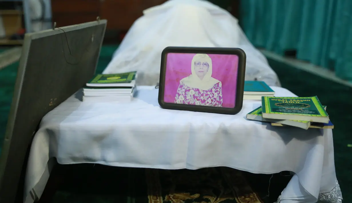 "Beliau sangat menjaga anak-anaknya, yang bisa dibilang kalau buat anak sekarang sih udah jarang punya ibu seperti beliau," terang Adie mengenang. (Adrian Putra/Bintang.com)