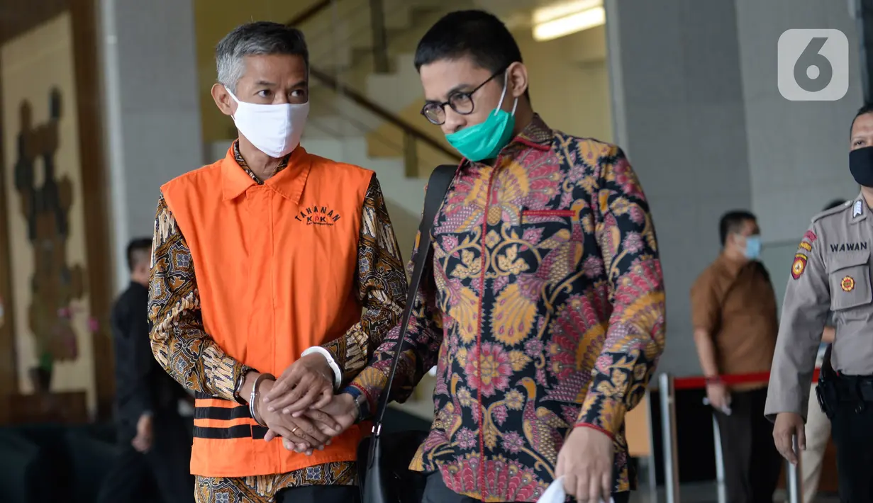 Mantan Komisioner KPU RI, Wahyu Setiawan berjalan didampingi kuasa hukumnya usai menjalani sidang dengan agenda dakwaan saat sidang online di Gedung KPK, Jakarta, Kamis (28/5/2020). Wahyu Setiawan diperiksa terkait dugaan menerima suap pengurusan PAW anggota DPR dari PDIP. (merdeka.com/Dwi Narwoko)
