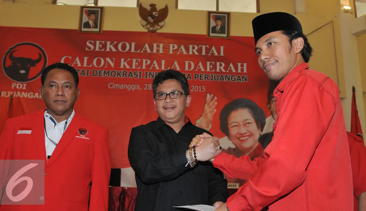 Sekjen PDIP, Hasto Kristianto (tengah) berjabat tangan dengan calon kepala daerah dari PDIP, Jawa Barat, Jumat (3/7/2015). Sekolah partai berlangsung sejak 28 Juni hingga 3 Juli 2015 dihadiri 114 orang calon. (Liputan6.com/Herman Zakharia)