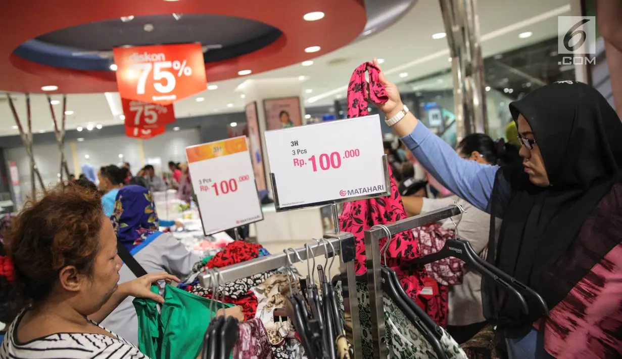Pengunjung memilih pakaian di Matahari Pasaraya Manggarai, Jakarta, Sabtu (16/9). Menjelang penutupan gerai, seluruh produk di Matahari Pasaraya Manggarai dijual diskon hingga 75 persen, atau promo beli satu gratis satu. (Liputan6.com/Faizal Fanani)