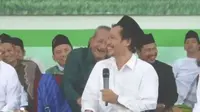 Gus Baha dikaplok Kiai Agus Ali Mashuri, saking lucunya. (Foto Istimewa: SS YT)