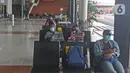 Calon penumpang menunggu di terminal keberangkatan 1A Bandara Internasional Soekarno Hatta, Tangerang, Sabtu (28/3/2020). PT Angkasa Pura II (Persero) akan membatasi kegiatan di Terminal 1 dan 2 Bandara Soetta mulai 1 April 2020 terkait meluasnya kasus virus Corona.  (Liputan6.com/Herman Zakharia)